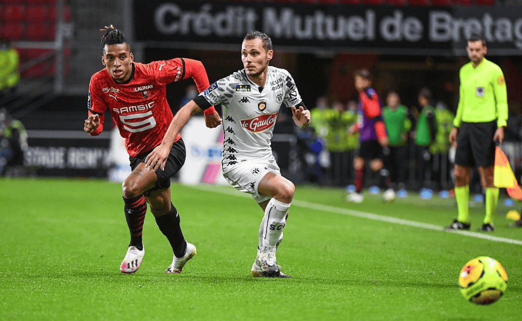 马赛球员在法甲比赛中取得胜利