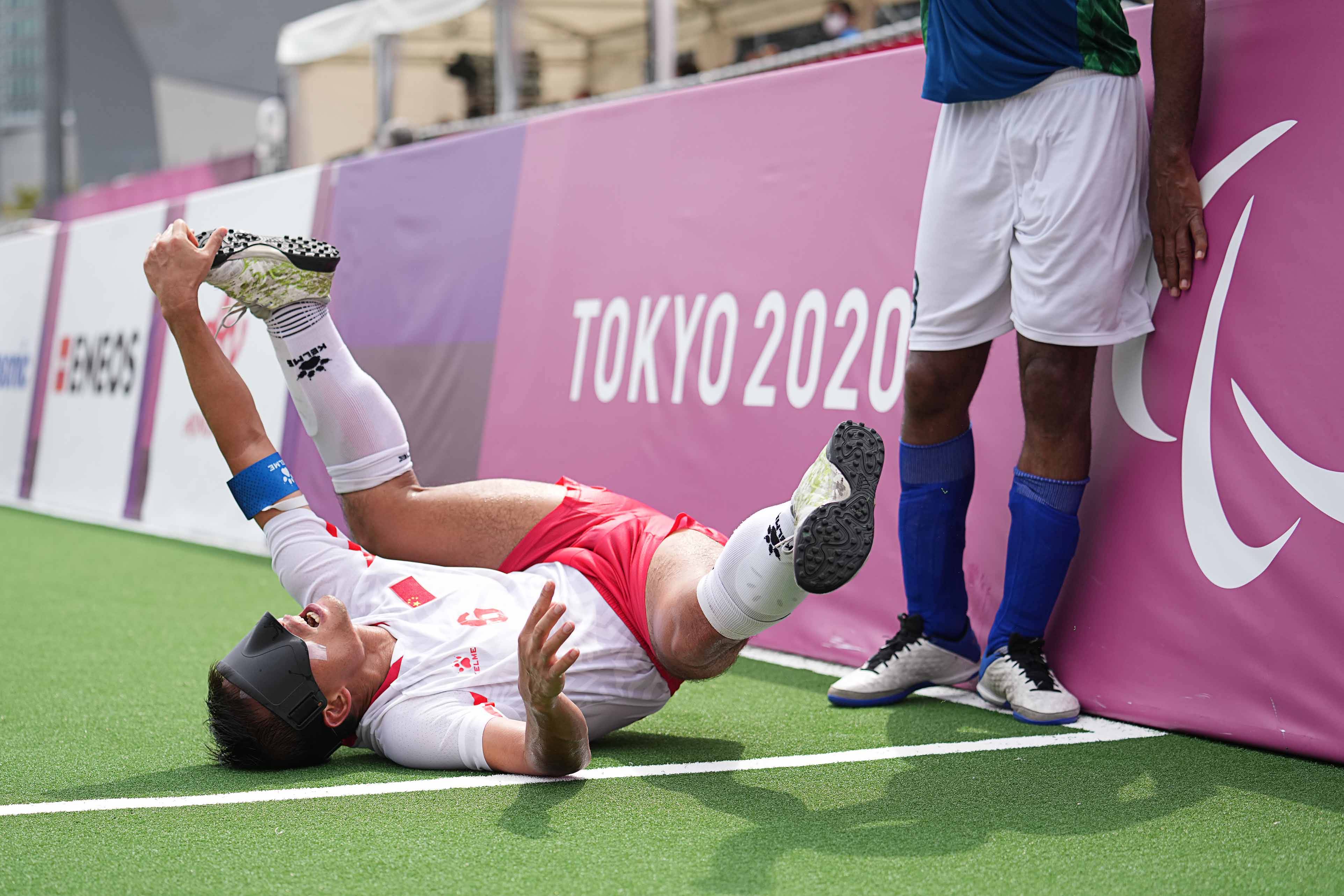 足球明星选手受伤退赛,引发热议 足球明星选手受伤退赛,引发热议