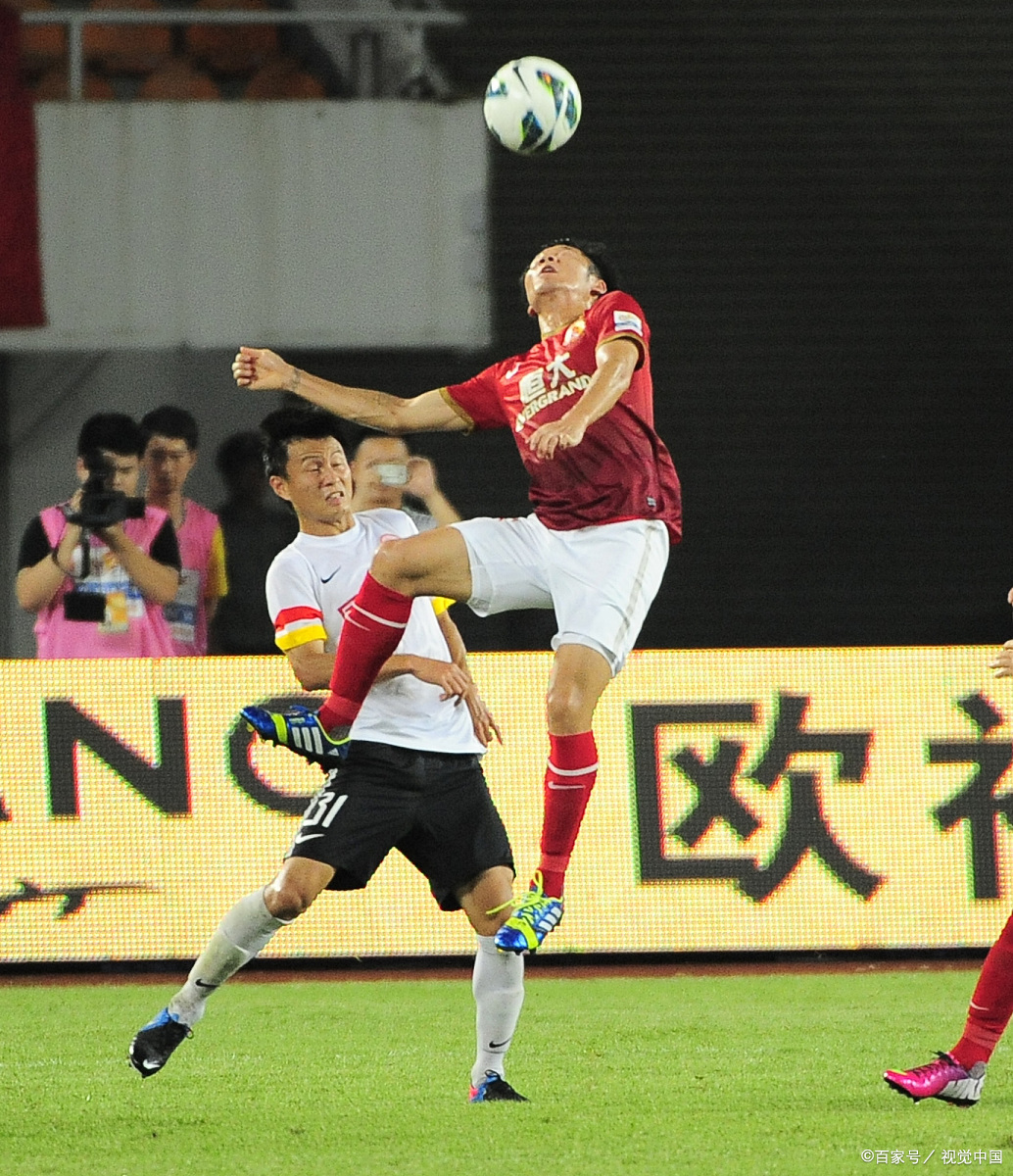 球员身手矫捷，助球队赢得胜利