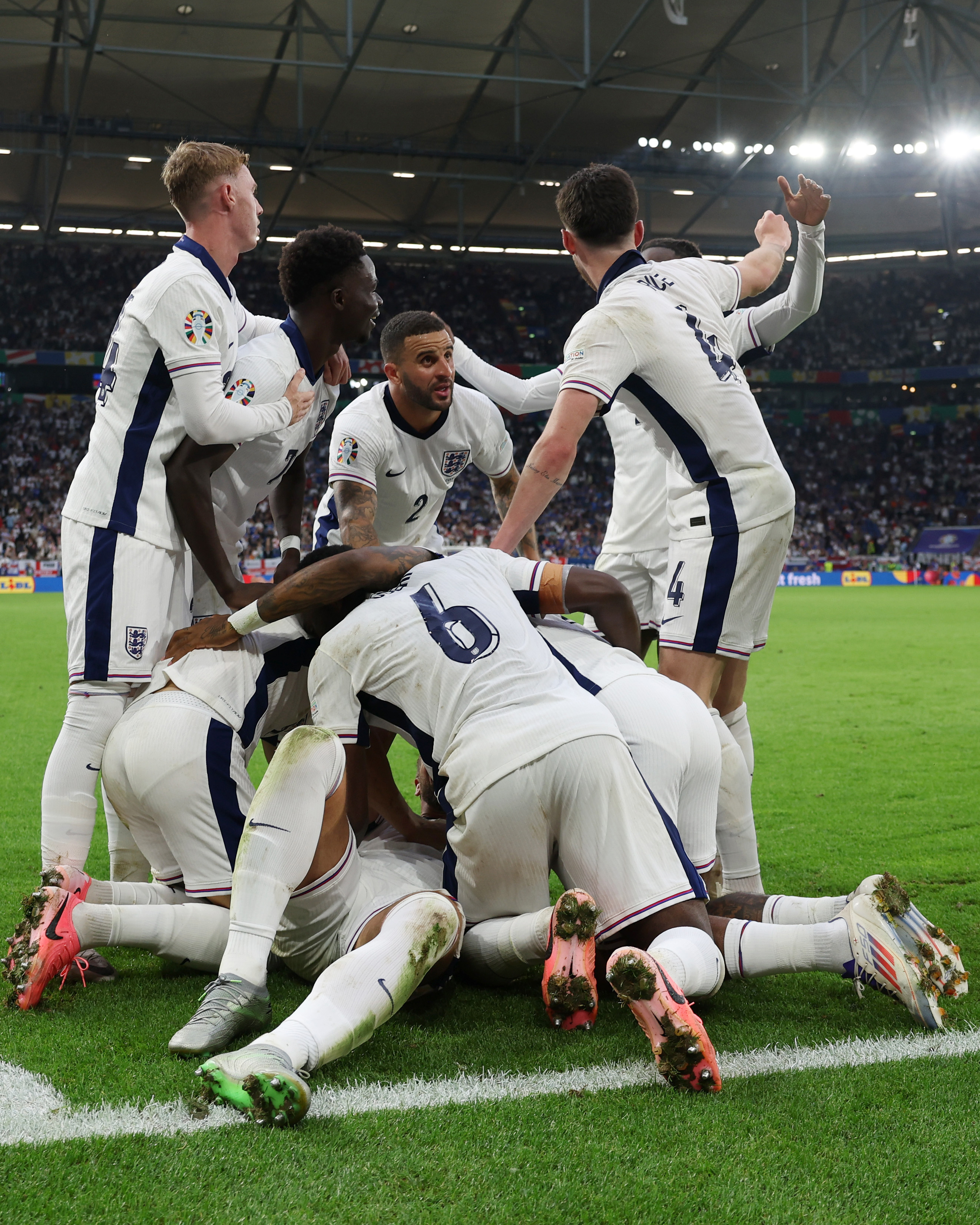 雷火电竞下载-葡萄牙队横扫英格兰队，梁靖崑高光表现